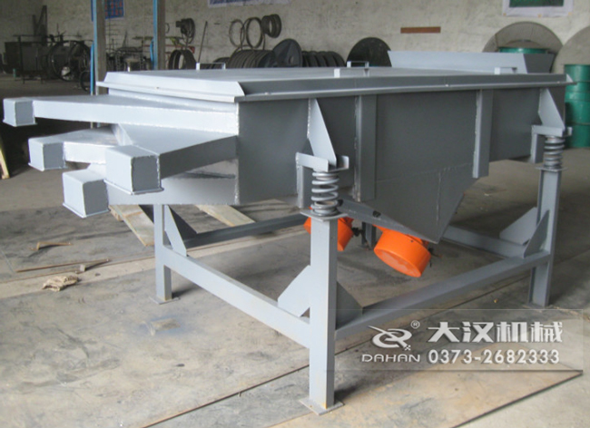  525型直線振動(dòng)篩采用碳鋼材質(zhì)，有四個(gè)出料口可同時(shí)篩出5種不同的物料等級(jí)。