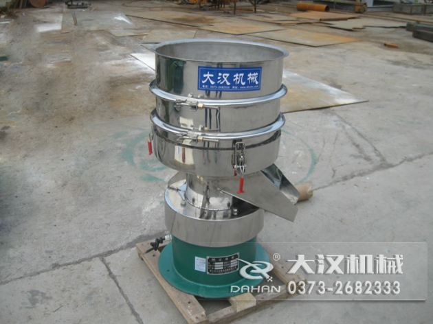 涂料過濾振動篩：利用振動電機(jī)的振動力帶動物料在篩網(wǎng)上進(jìn)行篩分，從而利用篩網(wǎng)孔徑的大小不同，完成涂料的分級，除雜等篩分目的。