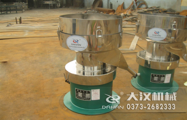 涂料振動篩底部為碳鋼材質(zhì)，上半部分與無聊接觸的為不銹鋼材質(zhì)，這種產(chǎn)品能夠在成本上有所節(jié)約。