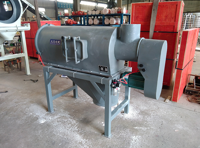 氣流篩采用碳鋼材質(zhì)的外殼，臥式的篩網(wǎng)利用風力與物料的離心力對物料進行篩分。產(chǎn)量高，效果好。