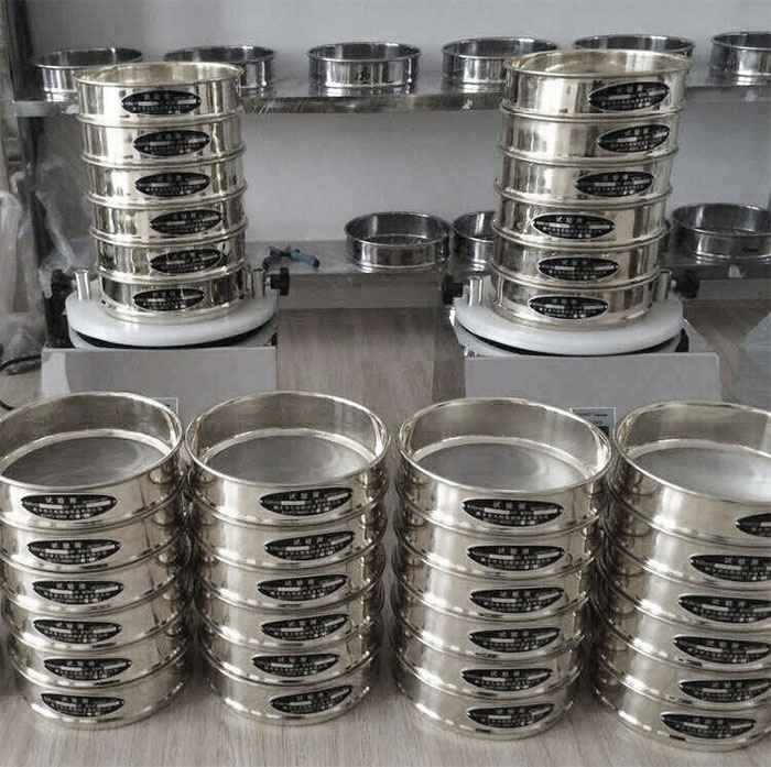 試驗篩采用SUS403不生銹材質(zhì)，篩框壁厚0.6mm經(jīng)久耐用不變形，可耐400°高溫，可用于無機，有機溶液。